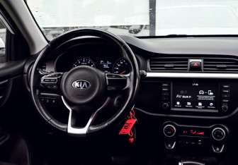 Подержанный автомобиль Kia Rio Sedan 2018 года (19 фото)
