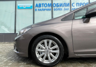 Подержанный автомобиль Honda Civic Sedan 2012 года (17 фото)