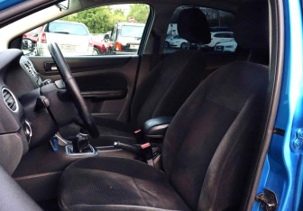 Подержанный автомобиль Ford Focus Hatchback 2005 года (15 фото)