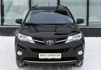 Подержанный автомобиль Toyota RAV4 2014 года (8 фото)