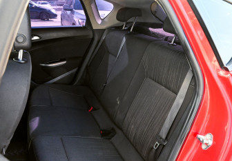 Подержанный автомобиль Opel Astra Hatchback 2012 года (17 фото)