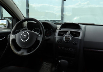 Подержанный автомобиль Renault Megane Sedan 2007 года (16 фото)