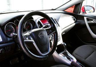 Подержанный автомобиль Opel Astra Hatchback 2012 года (15 фото)