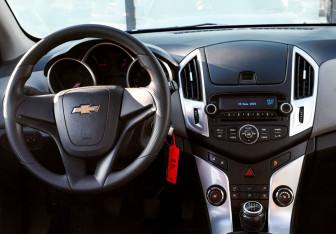 Подержанный автомобиль Chevrolet Cruze Wagon 2014 года (16 фото)