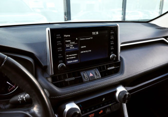 Подержанный автомобиль Toyota RAV4 2022 года (14 фото)