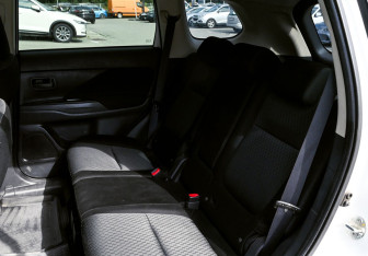 Подержанный автомобиль Mitsubishi Outlander 2014 года (15 фото)