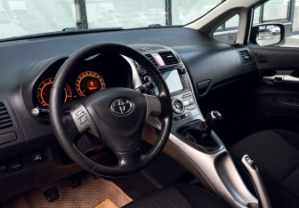 Подержанный автомобиль Toyota Auris Hatchback 2008 года (14 фото)