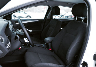 Подержанный автомобиль Ford Mondeo Liftback 2010 года (19 фото)