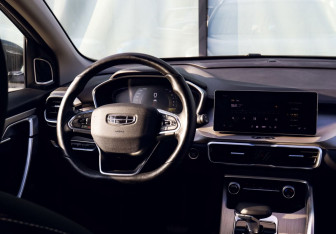 Подержанный автомобиль Geely Coolray 2023 года (19 фото)