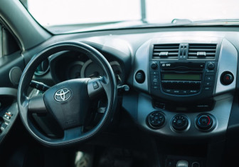 Подержанный автомобиль Toyota RAV4 2011 года (10 фото)