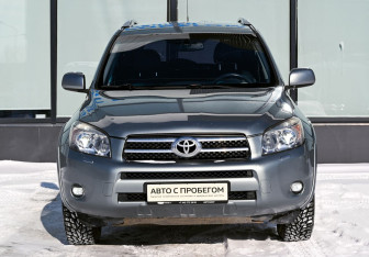 Подержанный автомобиль Toyota RAV4 2007 года (8 фото)