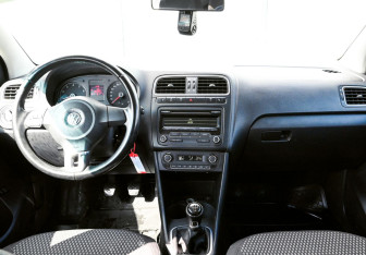 Подержанный автомобиль Volkswagen Polo Sedan 2012 года (17 фото)