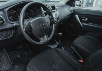 Подержанный автомобиль Renault Sandero 2017 года (9 фото)