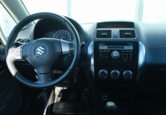 Подержанный автомобиль Suzuki SX4 Hatchback 2007 года (10 фото)
