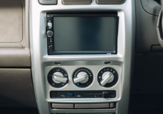 Подержанный автомобиль Nissan Cube 2001 года (13 фото)