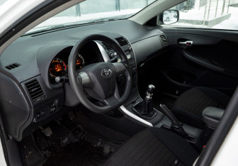 Подержанный автомобиль Toyota Corolla Sedan 2010 года (14 фото)