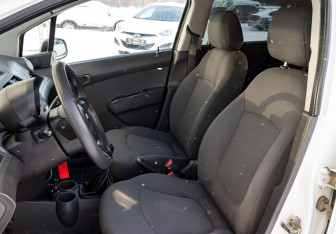 Подержанный автомобиль Chevrolet Spark 2011 года (9 фото)