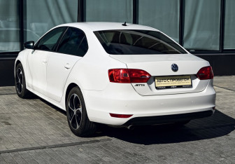 Подержанный автомобиль Volkswagen Jetta Sedan 2014 года (3 фото)