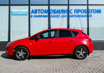 Подержанный автомобиль Opel Astra Hatchback 2012 года (2 фото)