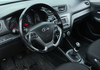 Подержанный автомобиль Kia Rio Sedan 2015 года (9 фото)