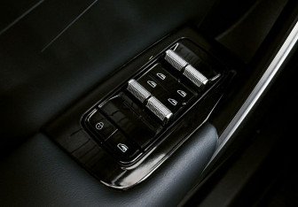 Подержанный автомобиль Geely Atlas 2024 года (12 фото)