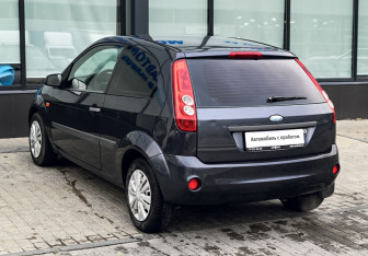 Подержанный автомобиль Ford Fiesta Hatchback 2007 года (3 фото)