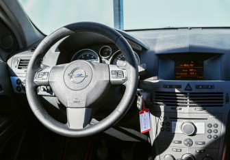 Подержанный автомобиль Opel Astra Hatchback 2005 года (17 фото)