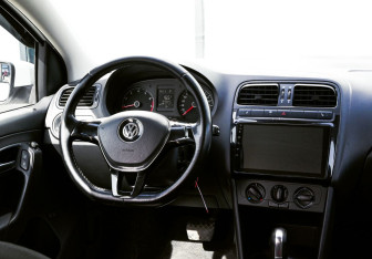 Подержанный автомобиль Volkswagen Polo Sedan 2015 года (17 фото)