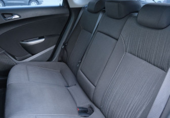 Подержанный автомобиль Opel Astra Hatchback 2011 года (18 фото)