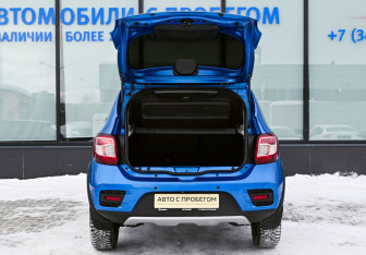 Подержанный автомобиль Renault Sandero 2015 года (20 фото)