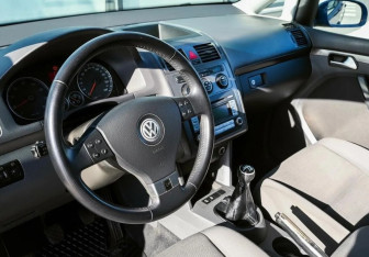 Подержанный автомобиль Volkswagen Touran 2007 года (14 фото)