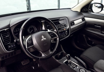 Подержанный автомобиль Mitsubishi Outlander 2013 года (15 фото)