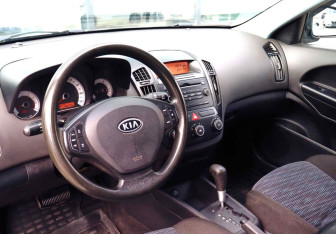 Подержанный автомобиль Kia Ceed Wagon 2008 года (15 фото)