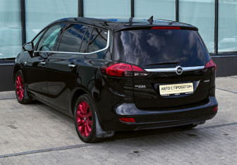 Подержанный автомобиль Opel Zafira Compactvan 2013 года (3 фото)