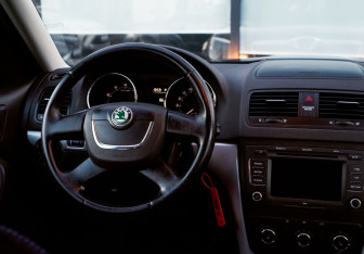 Подержанный автомобиль Skoda Yeti 2011 года (17 фото)