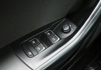 Подержанный автомобиль Audi Q3 2016 года (12 фото)