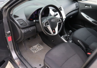 Подержанный автомобиль Hyundai Solaris Sedan 2012 года (9 фото)