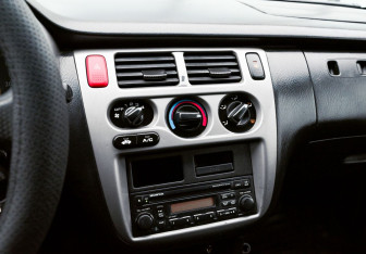 Подержанный автомобиль Honda HR-V 2002 года (10 фото)
