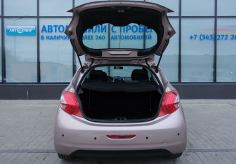 Подержанный автомобиль Peugeot 208 2013 года (16 фото)