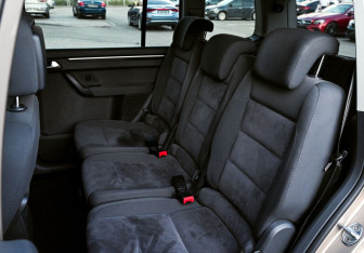 Подержанный автомобиль Volkswagen Touran 2012 года (16 фото)