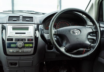 Подержанный автомобиль Toyota Ipsum 2002 года (16 фото)