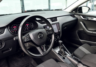 Подержанный автомобиль Skoda Octavia Liftback 2020 года (15 фото)