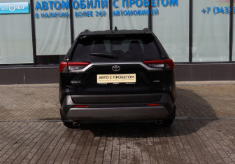Подержанный автомобиль Toyota RAV4 2020 года (4 фото)