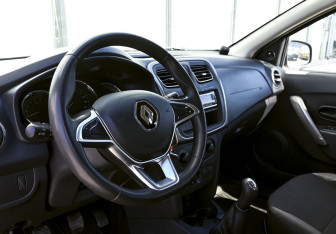 Подержанный автомобиль Renault Sandero 2018 года (15 фото)