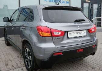 Подержанный автомобиль Mitsubishi ASX 2012 года (3 фото)