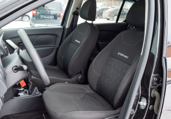 Подержанный автомобиль Renault Sandero 2018 года (17 фото)