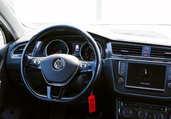 Подержанный автомобиль Volkswagen Tiguan 2017 года (19 фото)