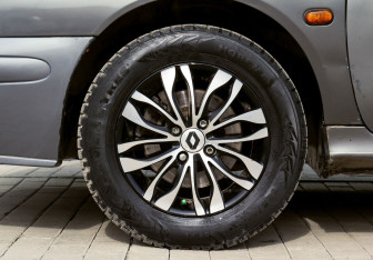 Подержанный автомобиль Renault Megane Sedan 2002 года (19 фото)