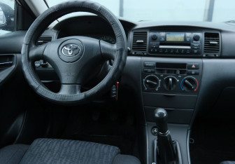 Подержанный автомобиль Toyota Corolla Sedan 2004 года (10 фото)