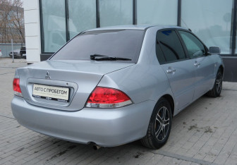 Подержанный автомобиль Mitsubishi Lancer Sedan 2006 года (5 фото)